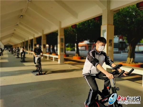骑动感单车 趣味心理活动 子江中学学子放松身心冲刺高考